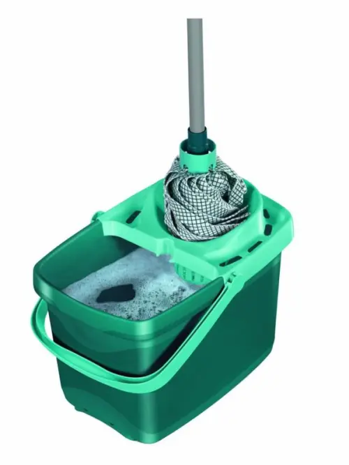 Vari tipi di secchi e mop per le pulizie