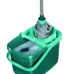 Vari tipi di secchi e mop per le pulizie