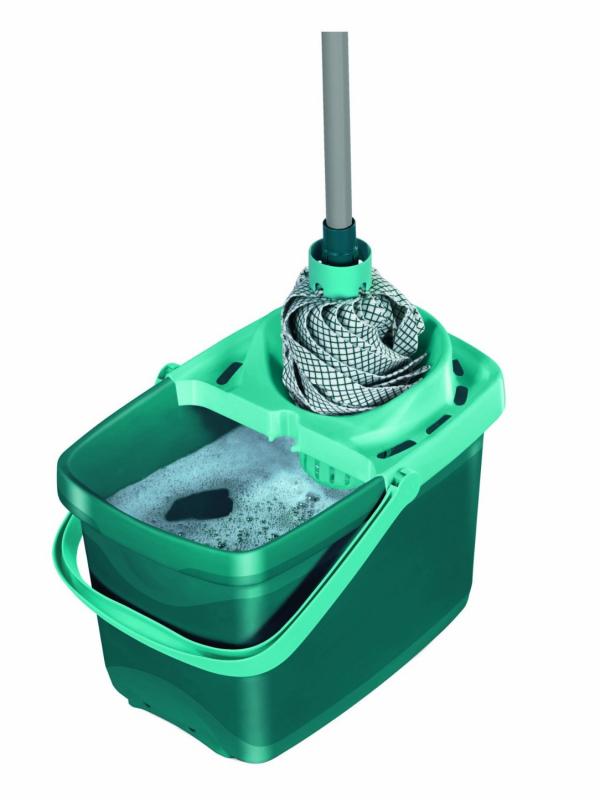 Vari tipi di secchi e mop per le pulizie