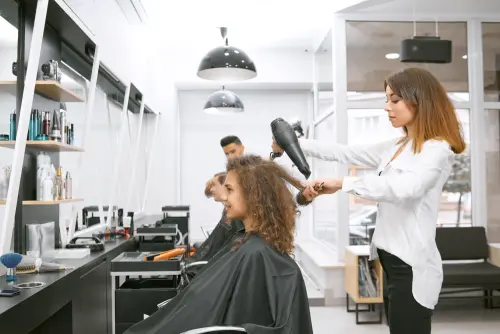 Come arredare un negozio di parrucchieri: ecco gli oggetti essenziali